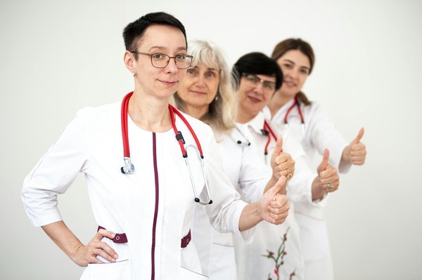 Décoder les Symptômes Précoces de la Grossesse : Guide Essentiel et Pratique